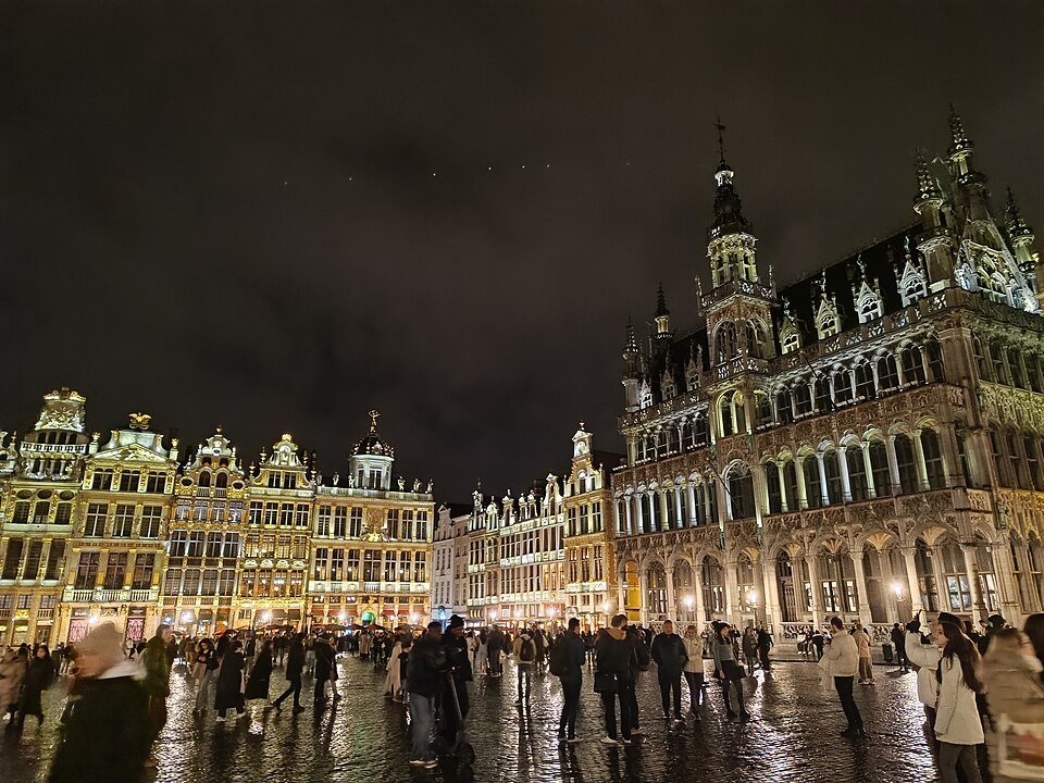 La Grand-Place de Bruxelles éclairée la nuit