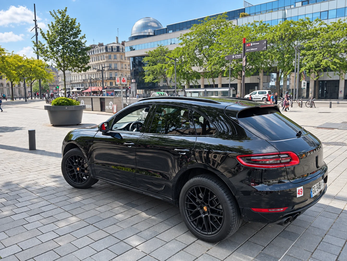Porsche taxi à Lille, près d’Euralille
