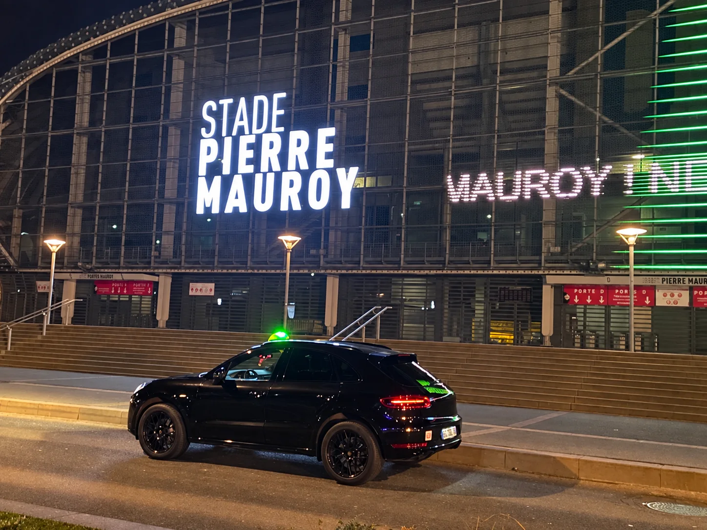 Porsche taxi de nuit devant le stade Pierre-Mauroy