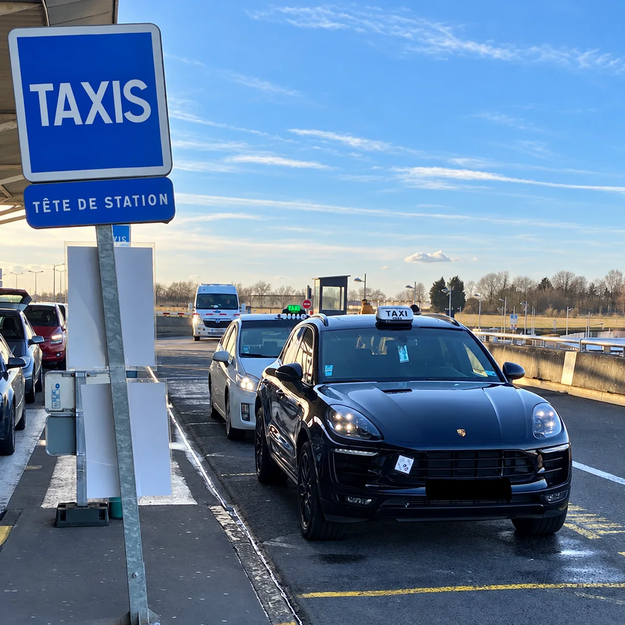 Notre Porsche taxi à une station de taxis