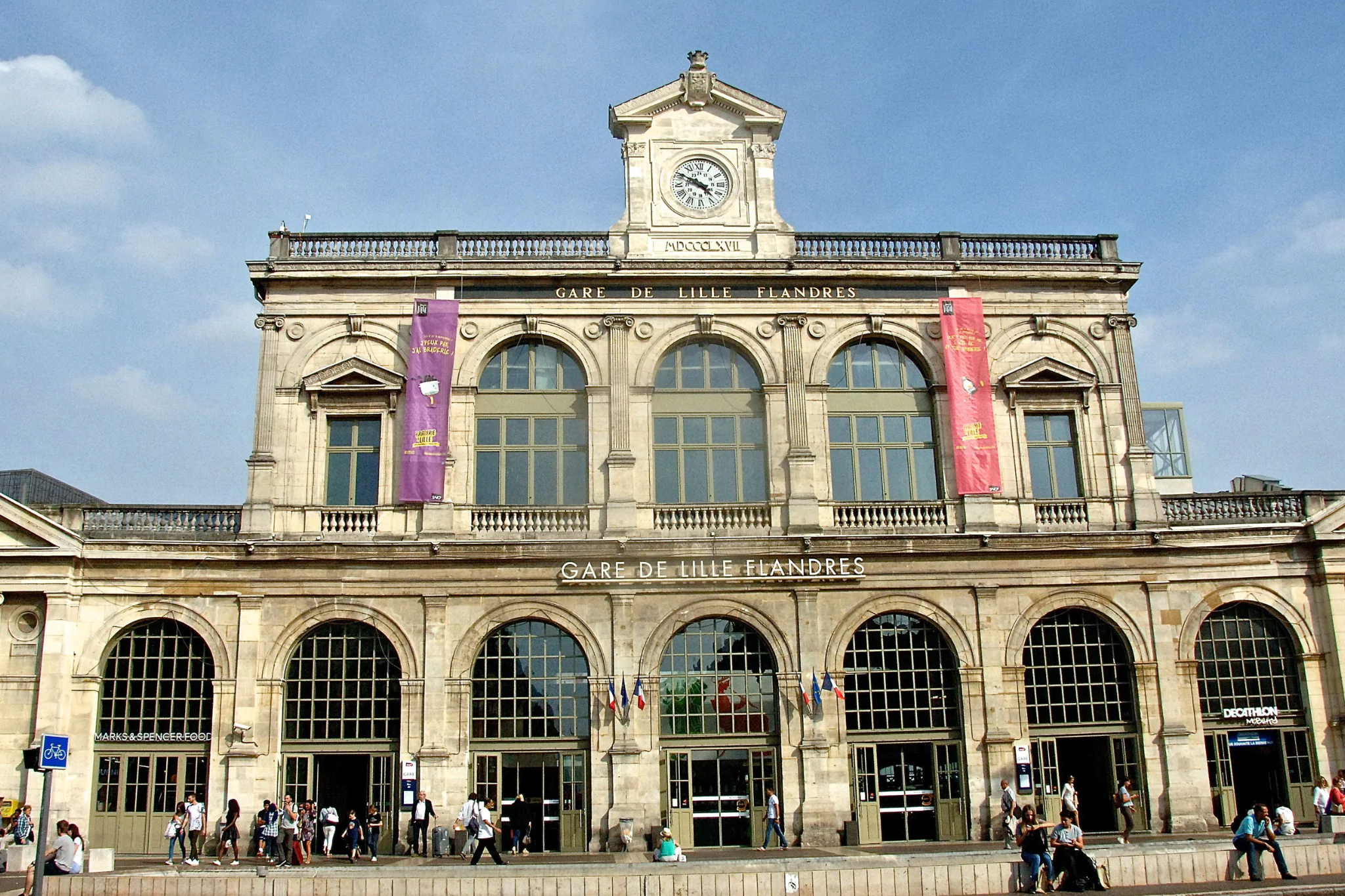 Taxi devant la gare Lille-Flandres
